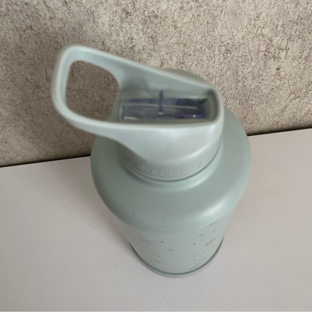Blogilates Stainless Steel Mint Green Insulated Water Bottle 62oz - Picture 7 of 12
